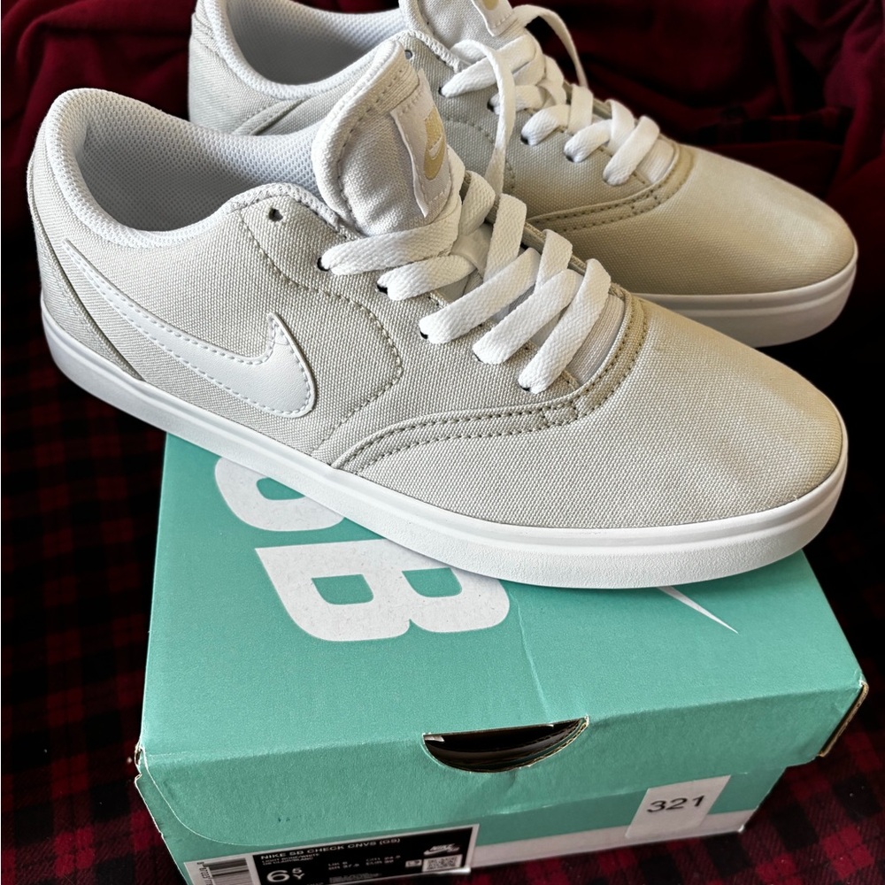 Nike SB Check CNVS/light bone/white 6.5/ youth new in box